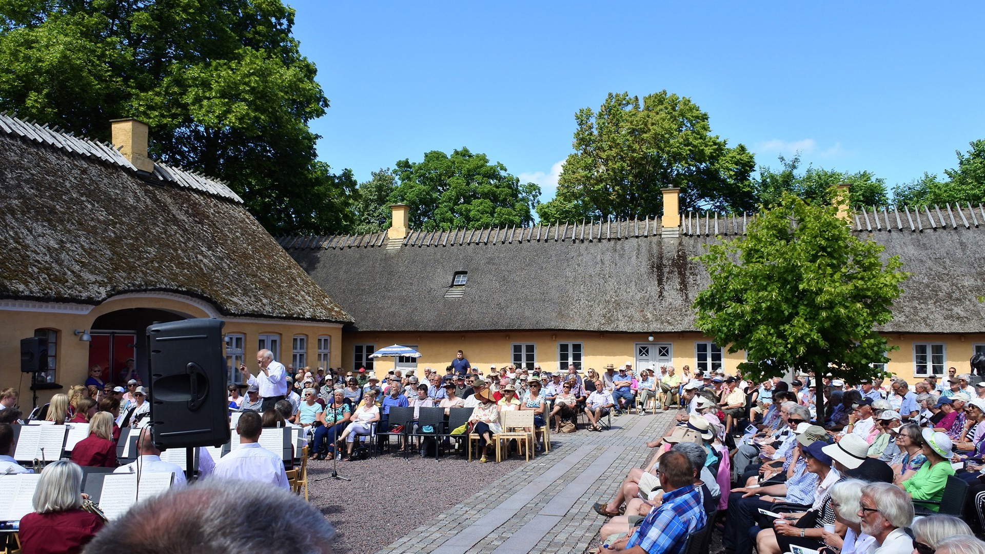 Greve Harmoniorkester spiller på gårdspladsen på Greve Museum